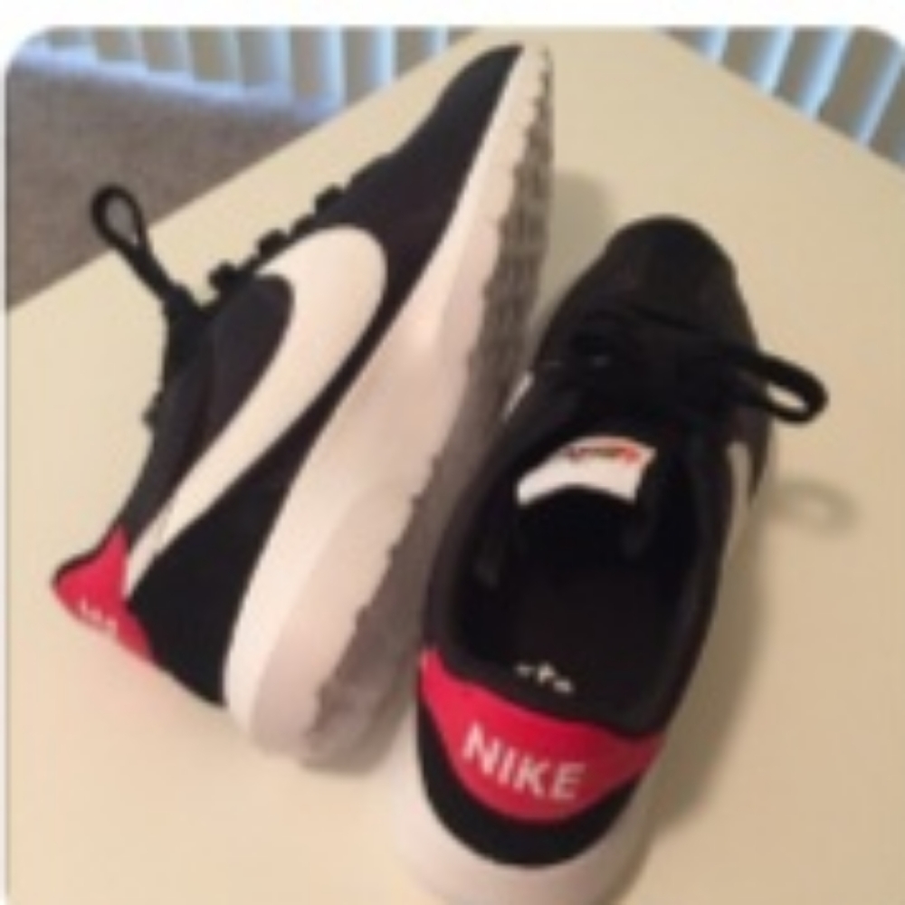 Women's Nike Roshe (Black/White-UNVRSTY Red)